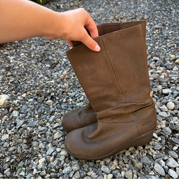 KEEN Akita Mid Calf Boots Wedge Heel Taupe Brown Soft Leather Size 8 Women’s - Picture 2 of 10
